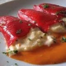 Pimientos del piquillo rellenos de bacalao tradicionales