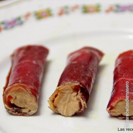 Canutillos de cecina, foie y membrillo