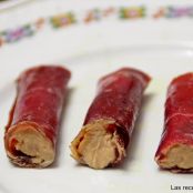 Canutillos de cecina, foie y membrillo