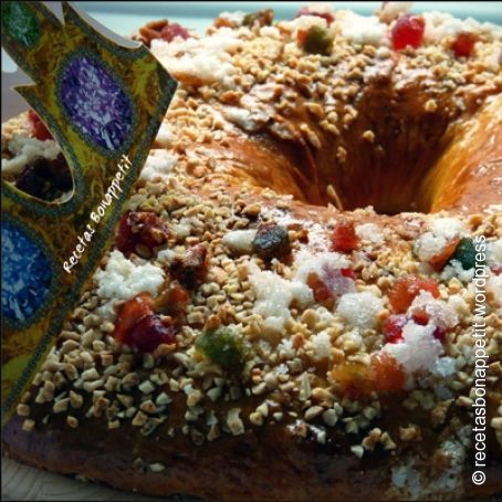 Roscón de Reyes con frutas escarchadas