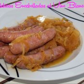 Salchichas encebolladas al vino blanco