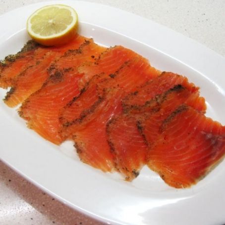 Salmón marinado con eneldo limón y azúcar