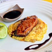 Salmón en salsa de soja y lima sobre tortilla de arroz