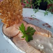Salmón frío con salsa de pepino y crujiente de pimienta