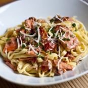 Pasta con salmón ahumado y tomates secos