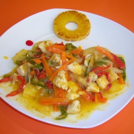 Salteado de verduras con pollo y piña al curry