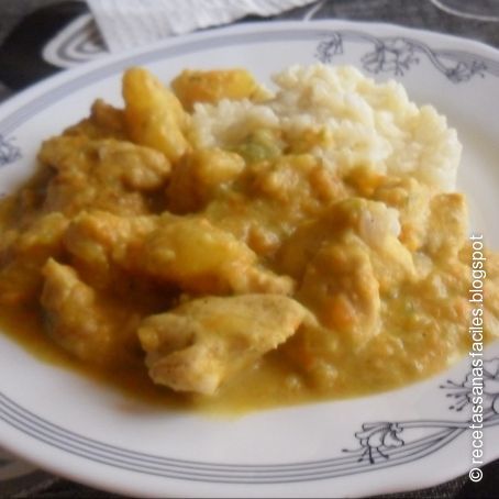 Pollo con salsa de curry y arroz