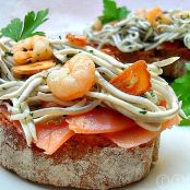 Tosta de salmón ahumado con gulas y gambas al ajillo - Paso 1