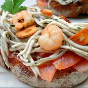 Tosta de salmón ahumado con gulas y gambas al ajillo