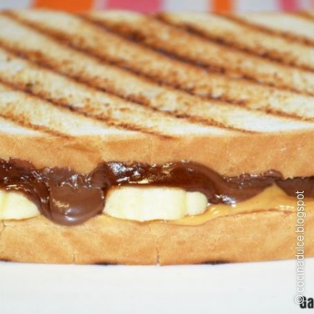 Sándwich de chocolate, crema de cacahuete y plátano