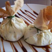 Saquitos de gambas y crema de marisco