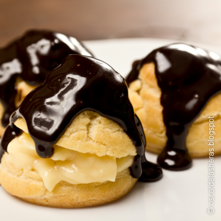 Profiteroles rellenos de crema pastelera con chocolate