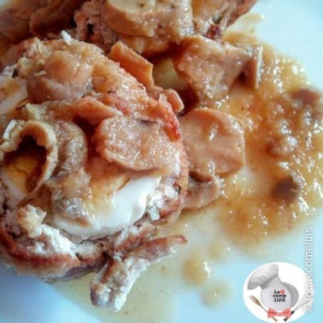 Albóndigas rellenas de huevo con guarnición