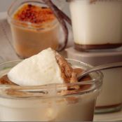 Yogurt de vainilla con toffe y galletas