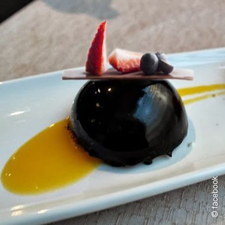 Semiesfera de chocolate negro con lámina de chocolate y fresas