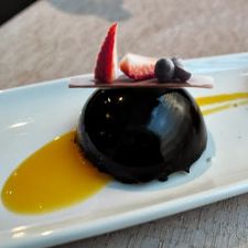 Semiesfera de chocolate negro con lámina de chocolate y fresas