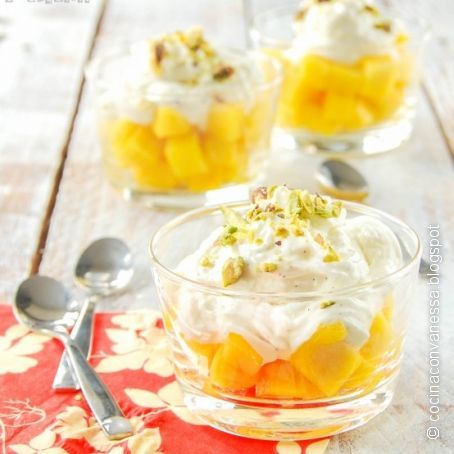 Semifrío de yogur a la vainilla con mango