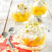 Semifrío de yogur a la vainilla con mango