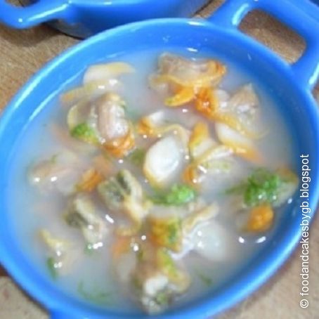 Aperitivo de berberechos en su jugo natural con aroma de lima y jengibre fresco