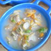 Aperitivo de berberechos en su jugo natural con aroma de lima y jengibre fresco