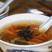 Sopa de verduras con wakame y nori