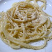 Spaghetti con queso y pimienta