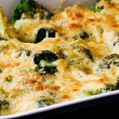 Pasta gratinada con queso, brócoli y coliflor