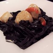 Tagliatelle con tinta de calamar, vieiras en vermut