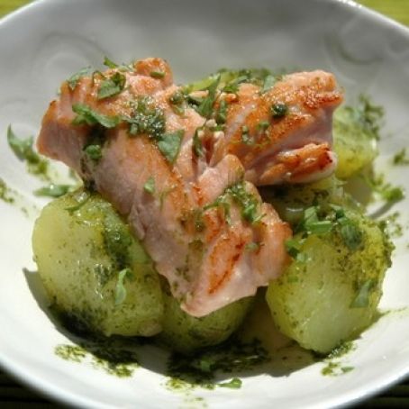 Ensalada de patata caliente, vinagreta de acedera y salmón braseado