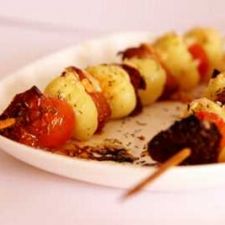 Brocheta ñoquis con dos tomates