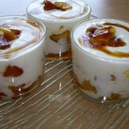 Vasos de manzanas caramelizadas y queso