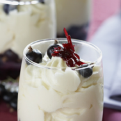 Verrine de mousse de limón con grosella negra