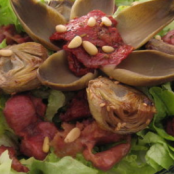 Ensalada con pechuga de pato, tomates secos y alcachofas