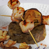 Brochetas de conejo tandoori con setas y pastel de berenjenas