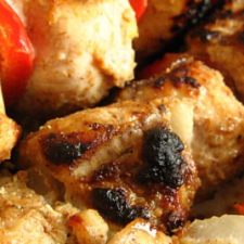 Brochetas de cerdo marinado en masala