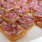 Tostadas de crema de oveja y embutidos secos