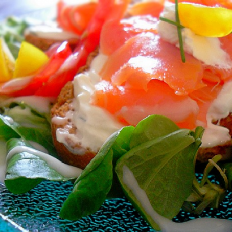 Bruschetta con salmón ahumado, queso crema y puré