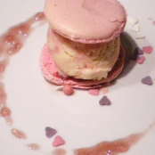 Helado de chocolate blanco con trozos de macarrones