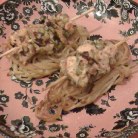 Brochetas de salmón con pistacho y fritelle di espagueti