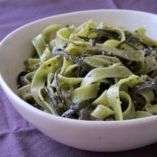 Fideos y espaguetis de mar con pesto de pistachos