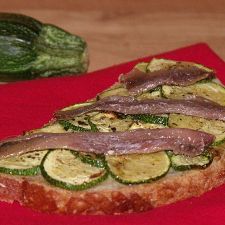 Bruschetta calabacín y anchoas (o tocino)