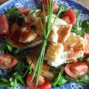 Ensalada gourmet con tiras de pollo y huevo escalfado