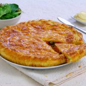 Pastel de atún provenzal, verduras de verano y mayonesa