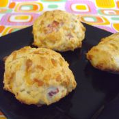 Scones con gruyères y tocino