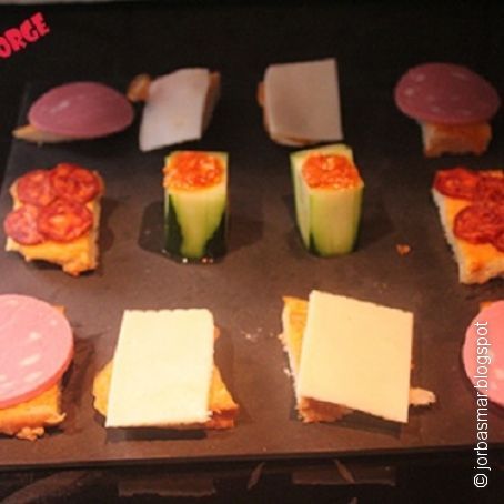 Tabla de embutidos con vasos de pepino