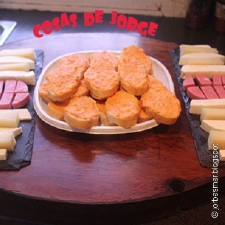 Tabla de quesos y mortadela