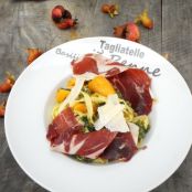 TAGLIATELLE CON CALABAZA, IBERICO Y ESPINACAS AL PESTO
