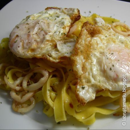 TALLARINES CON CHIPIRONES Y HUEVOS
