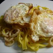 TALLARINES CON CHIPIRONES Y HUEVOS