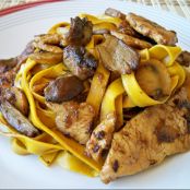 Tagliatelle de cúrcuma con pavo y setas estilo oriental